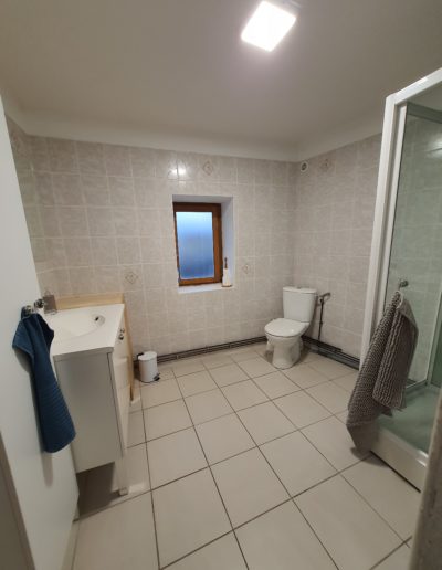 Une salle de bain avec une douche