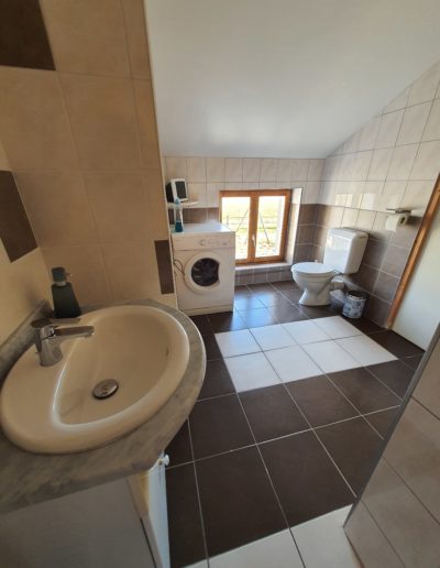 Une salle de bain avec un carrelage noir et blanc
