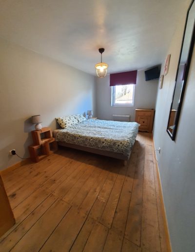Une chambre en longueur avec un lit