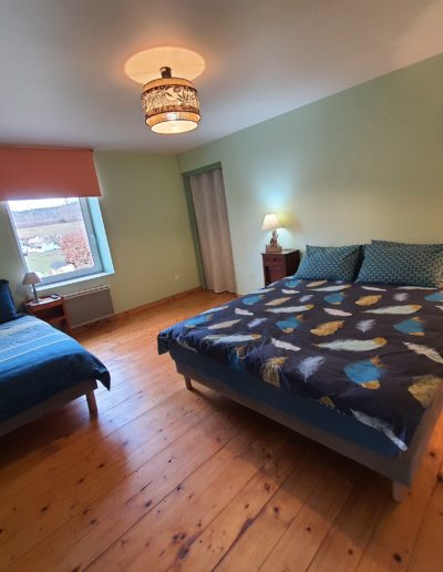 Une chambre d'adulte avec deux lits