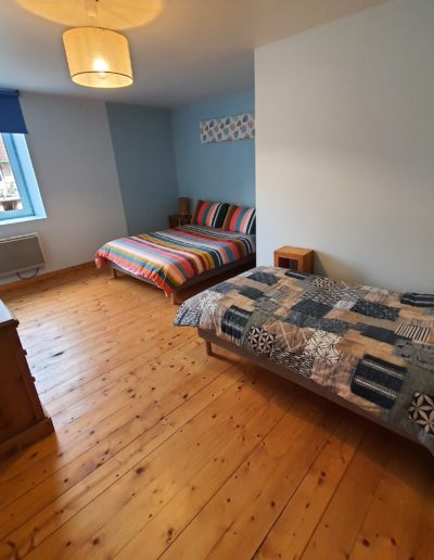 Une chambre avec deux lits
