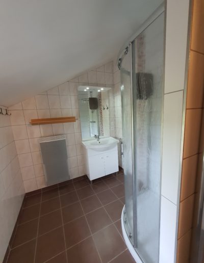Une petite salle de bain