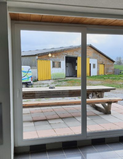 Une baie vitrée qui donne sur une terrasse