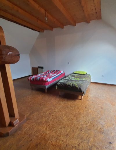 Une grande chambre sous les combles