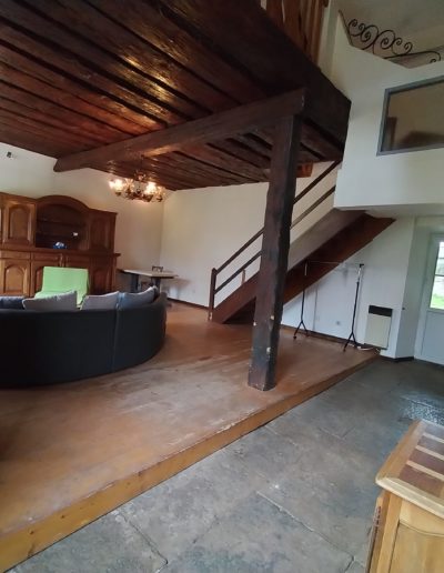 Un salon et une mezzanine