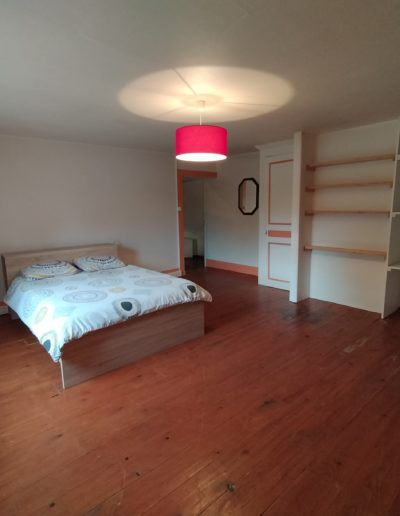 Une chambre avec un lit au centre