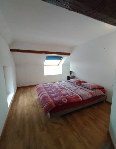 Une chambre avec un lit au centre