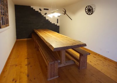 table en bois massif avec banc