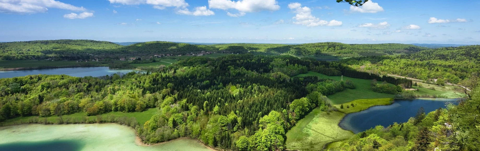 Une vue sur de petits lacs