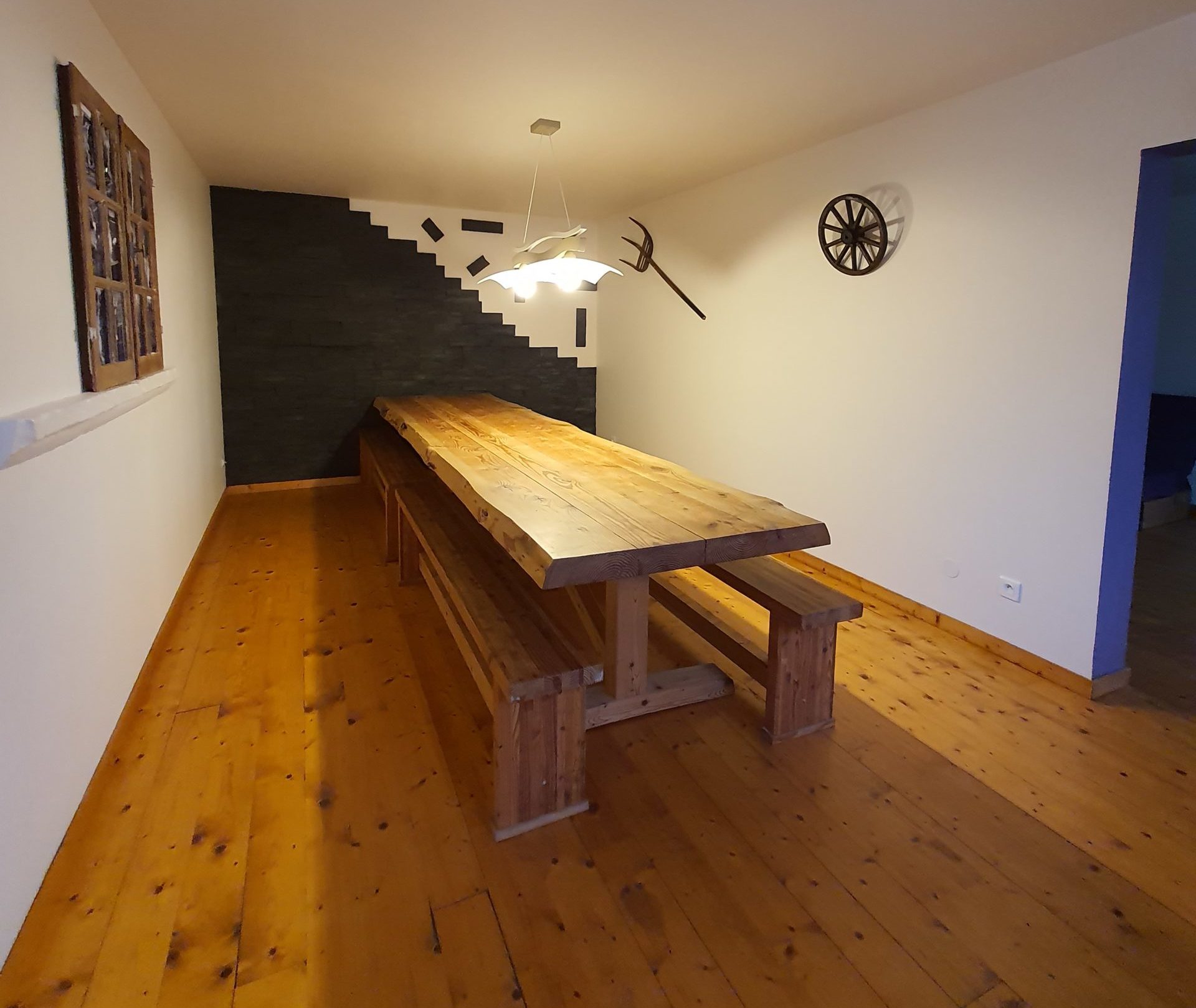 Une salle à manger avec une belle table en bois