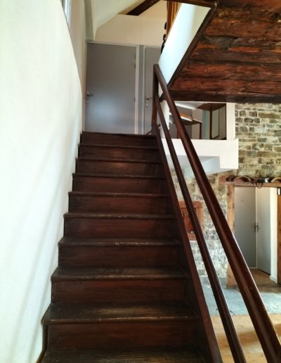 Un escalier en bois noir vu d'en bas